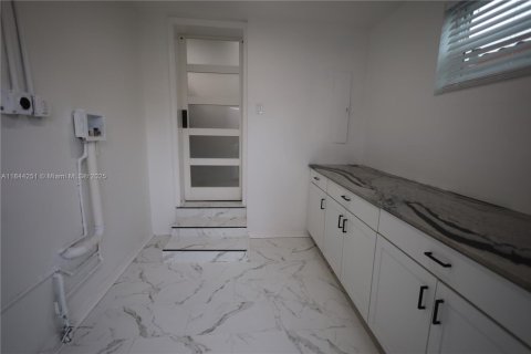 House in Miami, Florida 3 bedrooms, 113.43 sq.m. № 2012321 - photo 26