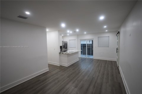 House in Miami, Florida 3 bedrooms, 113.43 sq.m. № 2012321 - photo 18