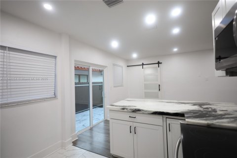 House in Miami, Florida 3 bedrooms, 113.43 sq.m. № 2012321 - photo 12