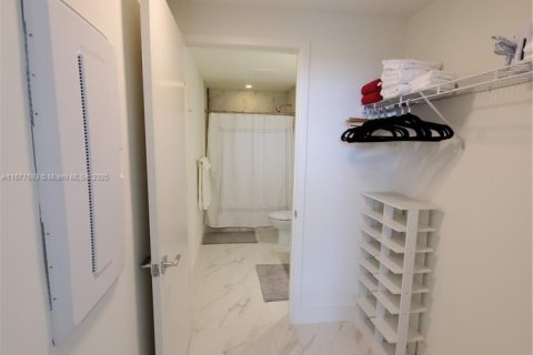 Condo in Sunrise, Florida, 1 bedroom № 1959753 - photo 26