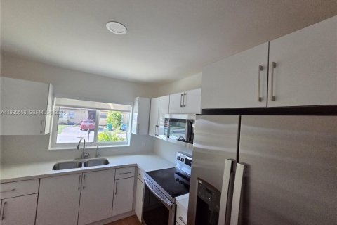 Casa en alquiler en Miami Gardens, Florida, 3 dormitorios, 92.81 m2 № 1993877 - foto 1