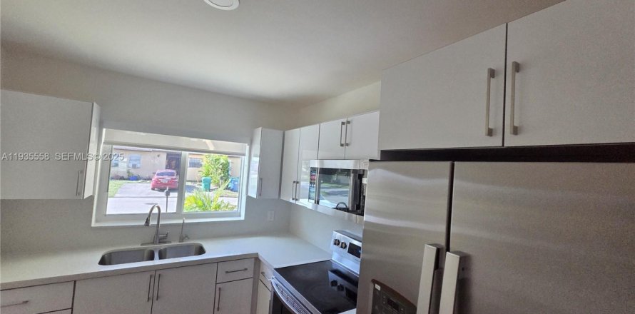 Casa en Miami Gardens, Florida 3 dormitorios, 92.81 m2 № 1993877