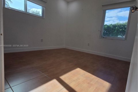 Casa en alquiler en Miami Gardens, Florida, 3 dormitorios, 92.81 m2 № 1993877 - foto 20