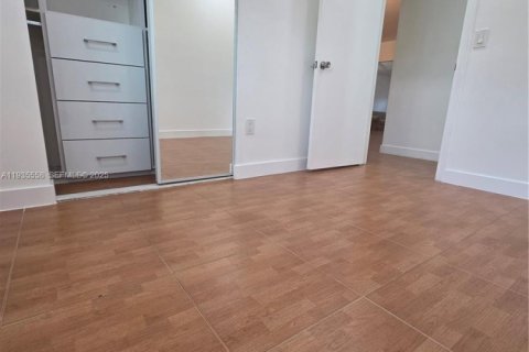 Casa en alquiler en Miami Gardens, Florida, 3 dormitorios, 92.81 m2 № 1993877 - foto 16