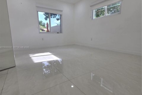 Casa en alquiler en Miami Gardens, Florida, 3 dormitorios, 92.81 m2 № 1993877 - foto 13