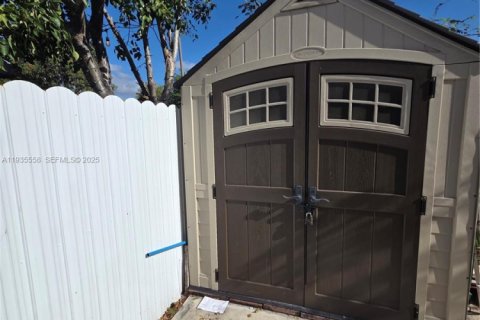 Casa en alquiler en Miami Gardens, Florida, 3 dormitorios, 92.81 m2 № 1993877 - foto 25