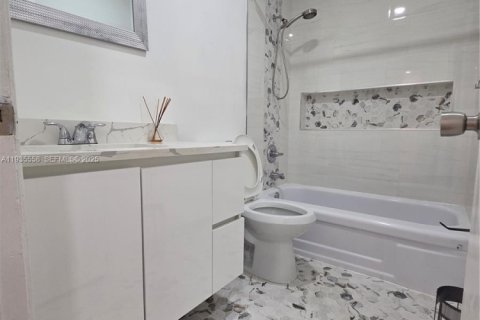 Casa en alquiler en Miami Gardens, Florida, 3 dormitorios, 92.81 m2 № 1993877 - foto 19