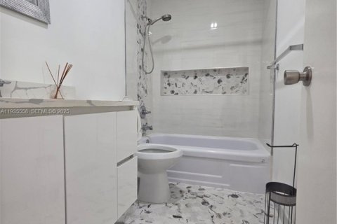 Casa en alquiler en Miami Gardens, Florida, 3 dormitorios, 92.81 m2 № 1993877 - foto 4