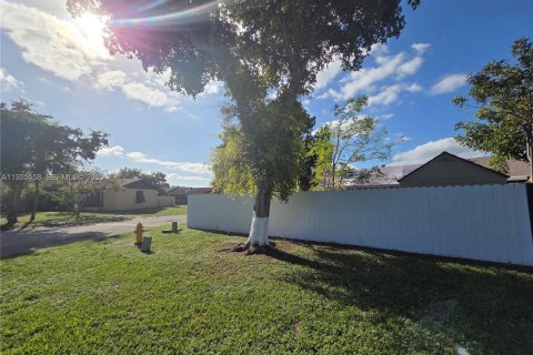 Casa en alquiler en Miami Gardens, Florida, 3 dormitorios, 92.81 m2 № 1993877 - foto 30