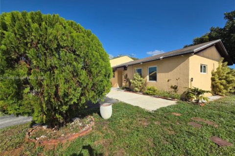 Casa en alquiler en Miami Gardens, Florida, 3 dormitorios, 92.81 m2 № 1993877 - foto 8