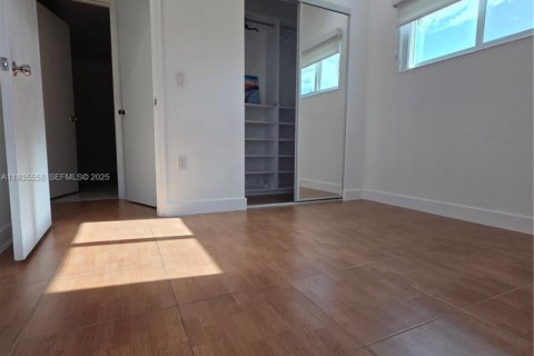 Casa en alquiler en Miami Gardens, Florida, 3 dormitorios, 92.81 m2 № 1993877 - foto 21