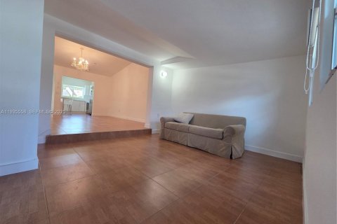 Casa en alquiler en Miami Gardens, Florida, 3 dormitorios, 92.81 m2 № 1993877 - foto 11