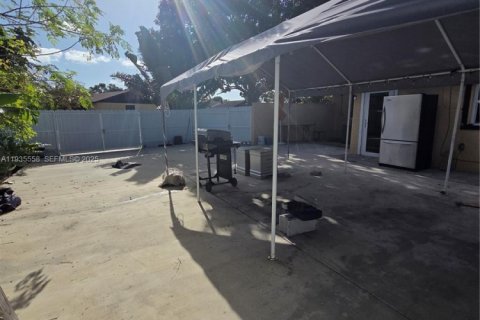 Casa en alquiler en Miami Gardens, Florida, 3 dormitorios, 92.81 m2 № 1993877 - foto 26