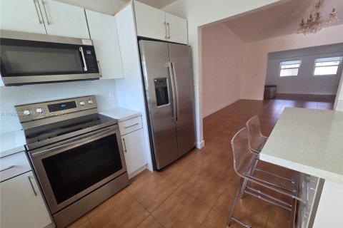 Casa en alquiler en Miami Gardens, Florida, 3 dormitorios, 92.81 m2 № 1993877 - foto 10