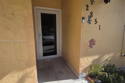 Casa en alquiler en Miami Gardens, Florida, 3 dormitorios, 92.81 m2 № 1993877 - foto 27