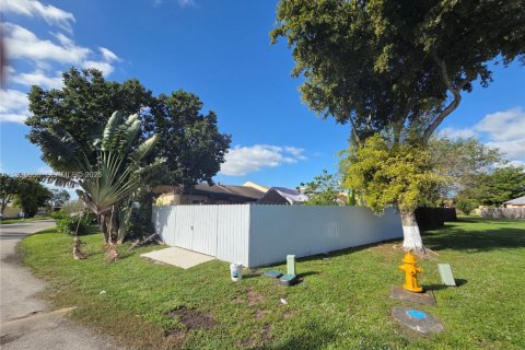 Casa en alquiler en Miami Gardens, Florida, 3 dormitorios, 92.81 m2 № 1993877 - foto 29