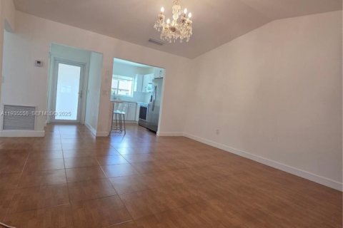 Casa en alquiler en Miami Gardens, Florida, 3 dormitorios, 92.81 m2 № 1993877 - foto 23