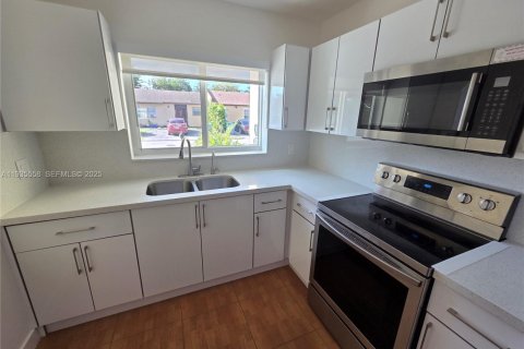 Casa en alquiler en Miami Gardens, Florida, 3 dormitorios, 92.81 m2 № 1993877 - foto 9