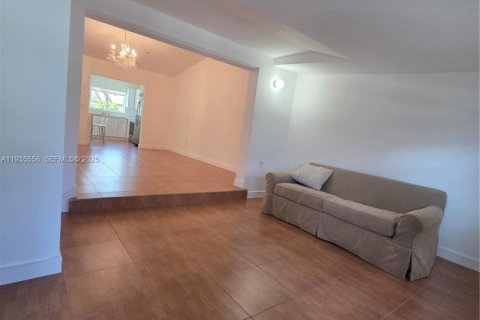 Casa en alquiler en Miami Gardens, Florida, 3 dormitorios, 92.81 m2 № 1993877 - foto 24