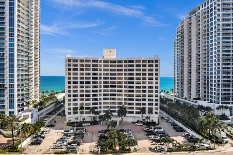 Condominio en alquiler en Hollywood, Florida, 2 dormitorios, 104.05 m2 № 959437 - foto 1