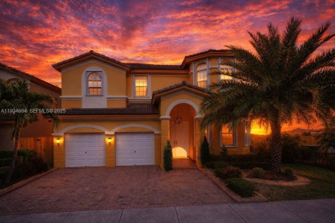 Купить виллу или дом в Дорал, Флорида 5 спален, 339.09м2, № 1994446 - фото 1