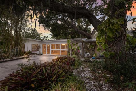 House in Sarasota, Florida 3 bedrooms, 160.07 sq.m. № 1681653 - photo 1