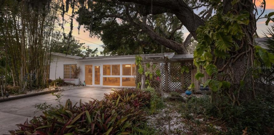 House in Sarasota, Florida 3 bedrooms, 160.07 sq.m. № 1681653