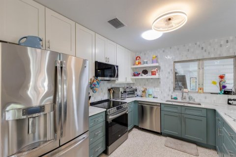 House in Sarasota, Florida 3 bedrooms, 160.07 sq.m. № 1681653 - photo 24