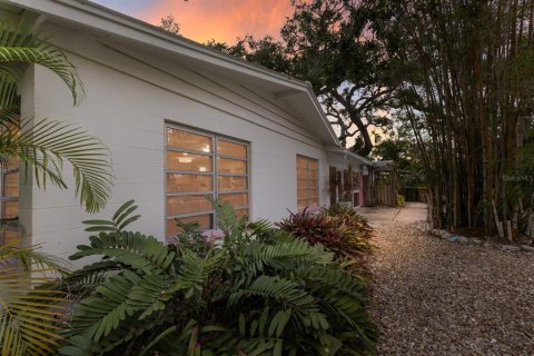 House in Sarasota, Florida 3 bedrooms, 160.07 sq.m. № 1681653 - photo 17