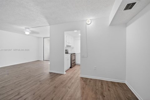 Снять в аренду кондоминиум в Тамарак, Флорида 2 спальни, 88.26м2, № 2045939 - фото 5