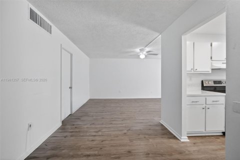 Снять в аренду кондоминиум в Тамарак, Флорида 2 спальни, 88.26м2, № 2045939 - фото 30