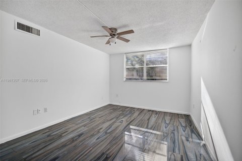 Снять в аренду кондоминиум в Тамарак, Флорида 2 спальни, 88.26м2, № 2045939 - фото 18