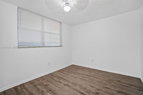 Снять в аренду кондоминиум в Тамарак, Флорида 2 спальни, 88.26м2, № 2045939 - фото 22