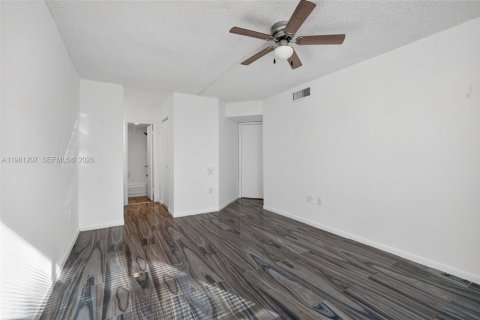 Снять в аренду кондоминиум в Тамарак, Флорида 2 спальни, 88.26м2, № 2045939 - фото 19