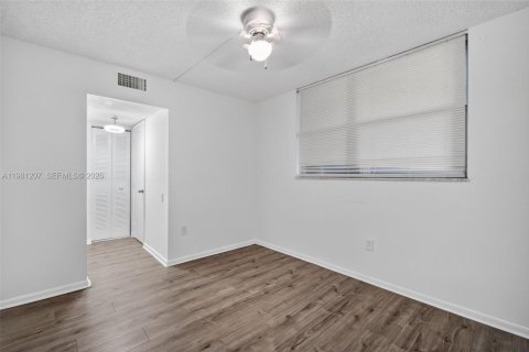 Снять в аренду кондоминиум в Тамарак, Флорида 2 спальни, 88.26м2, № 2045939 - фото 23