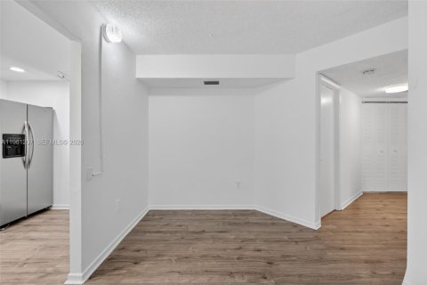 Снять в аренду кондоминиум в Тамарак, Флорида 2 спальни, 88.26м2, № 2045939 - фото 29