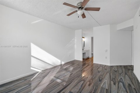 Снять в аренду кондоминиум в Тамарак, Флорида 2 спальни, 88.26м2, № 2045939 - фото 7