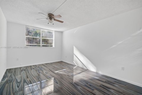 Снять в аренду кондоминиум в Тамарак, Флорида 2 спальни, 88.26м2, № 2045939 - фото 17