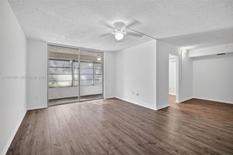 Снять в аренду кондоминиум в Тамарак, Флорида 2 спальни, 88.26м2, № 2045939 - фото 6