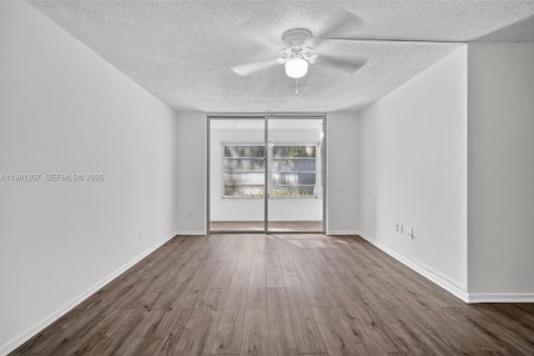 Снять в аренду кондоминиум в Тамарак, Флорида 2 спальни, 88.26м2, № 2045939 - фото 26