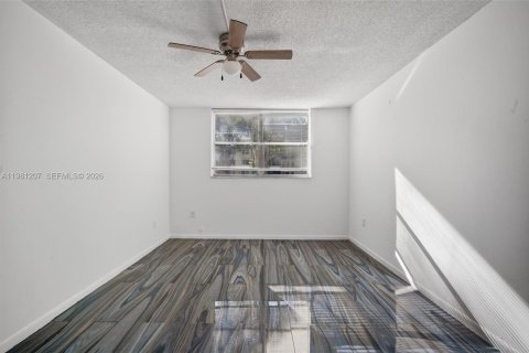 Снять в аренду кондоминиум в Тамарак, Флорида 2 спальни, 88.26м2, № 2045939 - фото 20