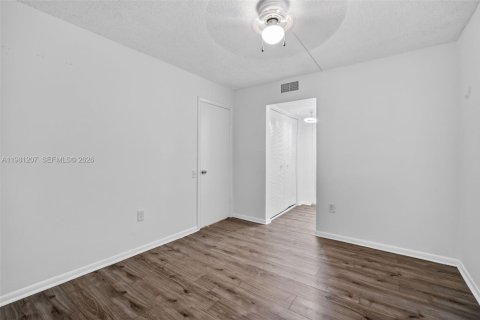 Снять в аренду кондоминиум в Тамарак, Флорида 2 спальни, 88.26м2, № 2045939 - фото 24