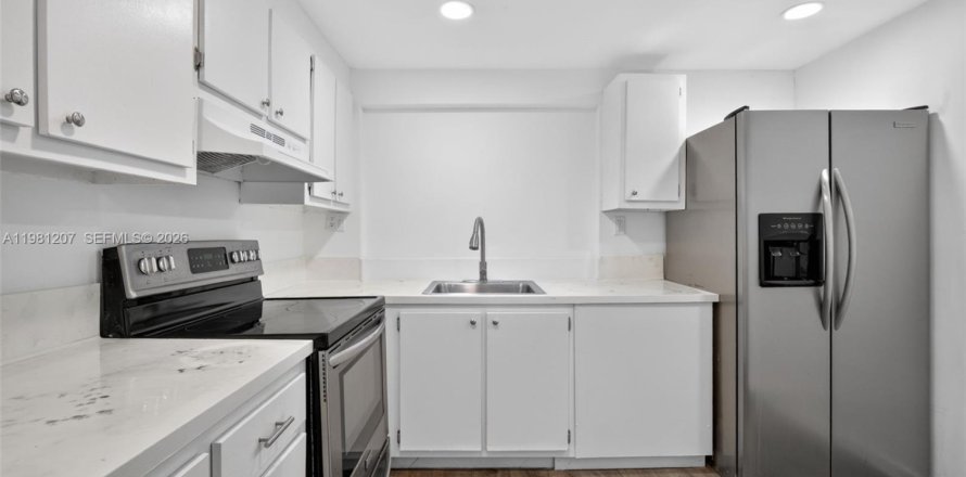 Кондоминиум с 2 спальнями в Тамарак, Флорида № 2045939