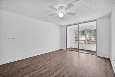 Снять в аренду кондоминиум в Тамарак, Флорида 2 спальни, 88.26м2, № 2045939 - фото 27