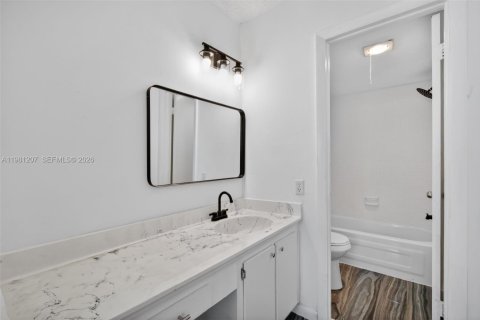 Снять в аренду кондоминиум в Тамарак, Флорида 2 спальни, 88.26м2, № 2045939 - фото 3