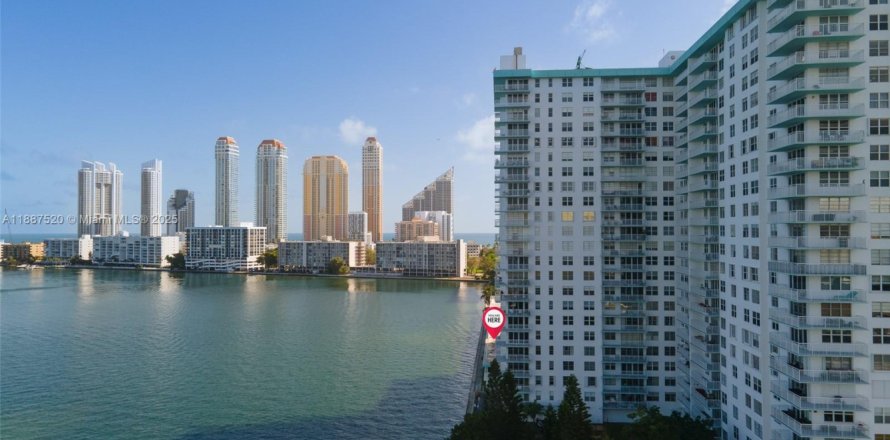 Кондоминиум с 2 спальнями в Санни-Айлс-Бич, Флорида № 1942010