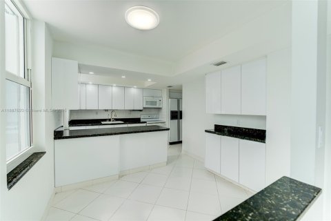 Купить кондоминиум в Санни-Айлс-Бич, Флорида 2 спальни, 170.01м2, № 1942010 - фото 16