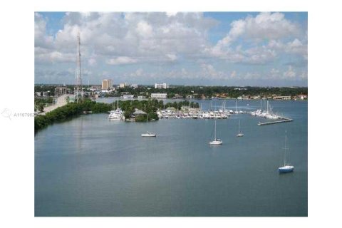 Condominio en venta en North Bay Village, Florida, 41.34 m2 № 1859768 - foto 2
