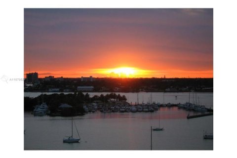 Condominio en venta en North Bay Village, Florida, 41.34 m2 № 1859768 - foto 1