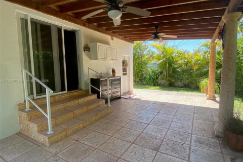House in West Miami, Florida 3 bedrooms, 127.28 sq.m. № 1632110 - photo 24